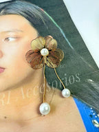 Aretes dorados con flecos de flor y perlas