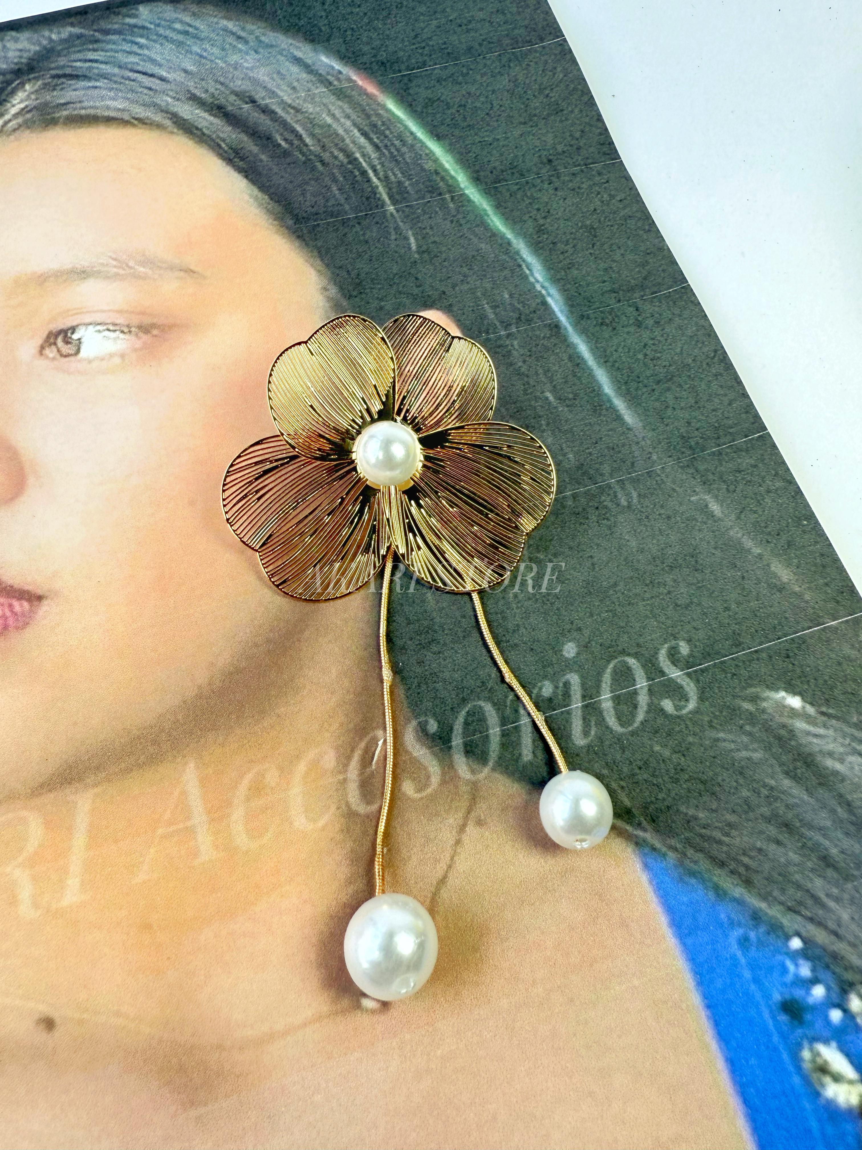 Aretes dorados con flecos de flor y perlas