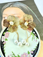 Aretes dorados con flecos de flor y perlas