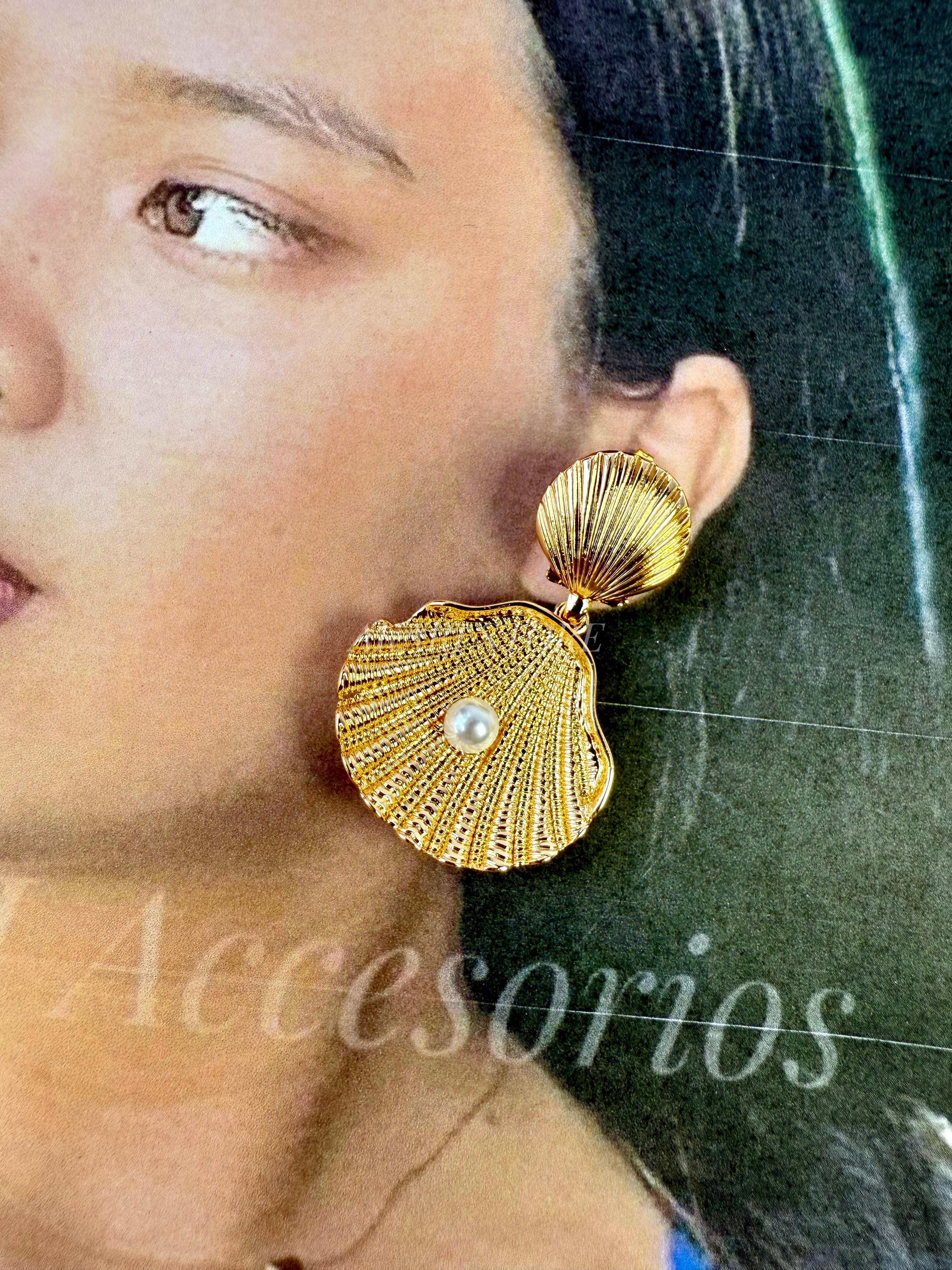 Aretes dorados Conchas de mar con perlas