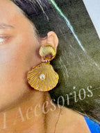 Aretes dorados Conchas de mar con perlas
