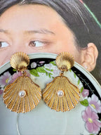 Aretes dorados Conchas de mar con perlas
