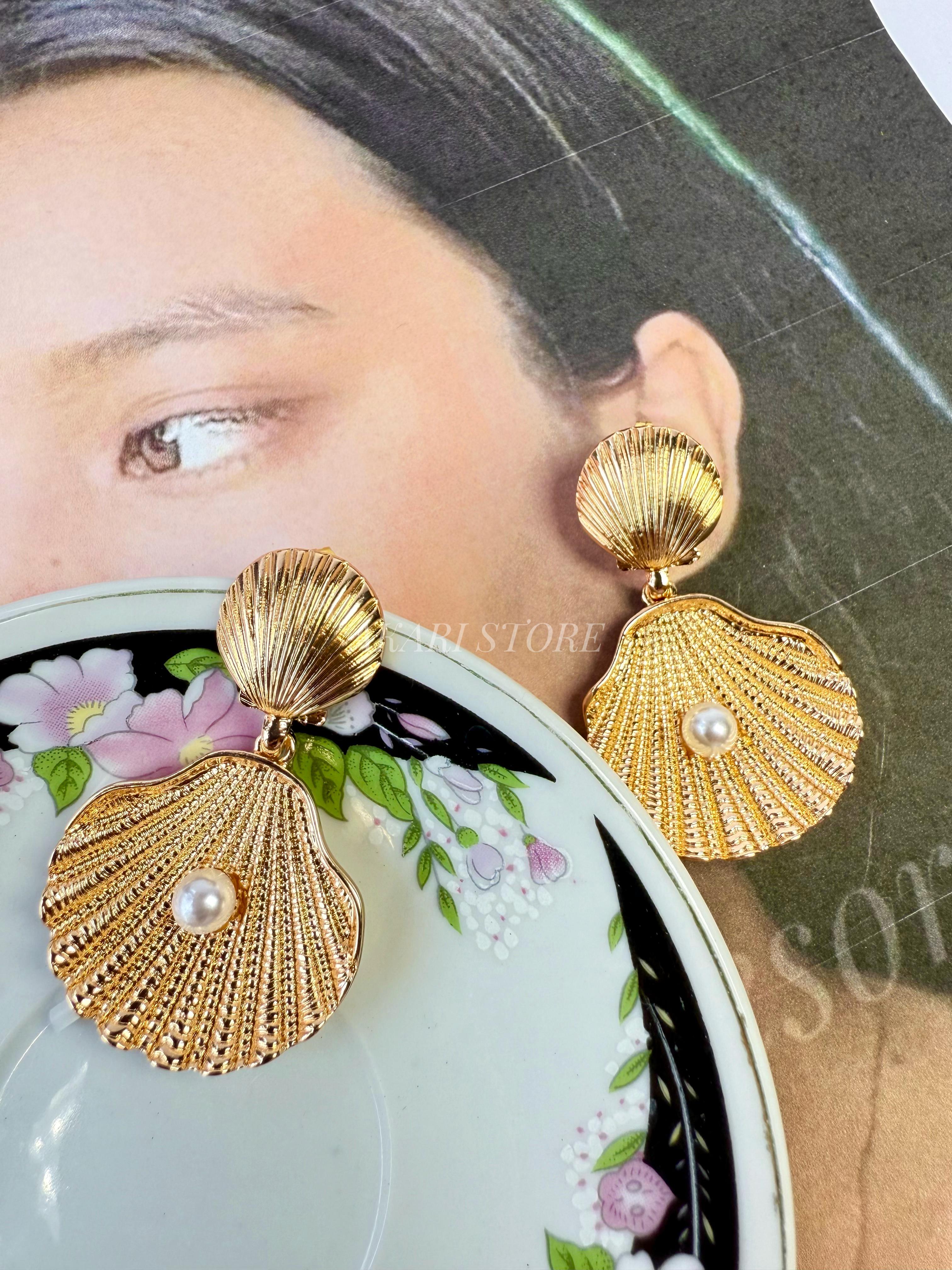 Aretes dorados Conchas de mar con perlas