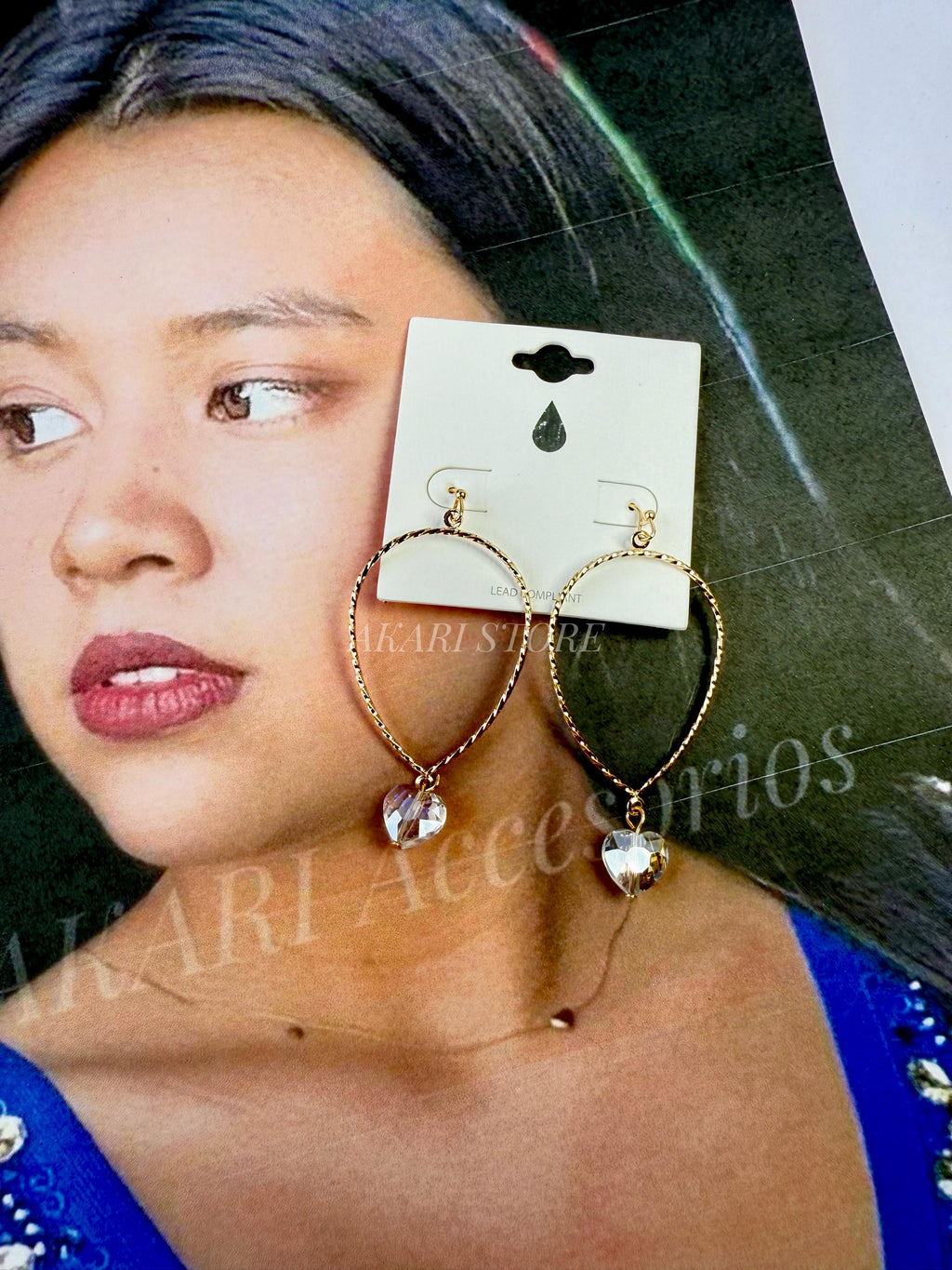Aretes dorados con colgante de corazón
