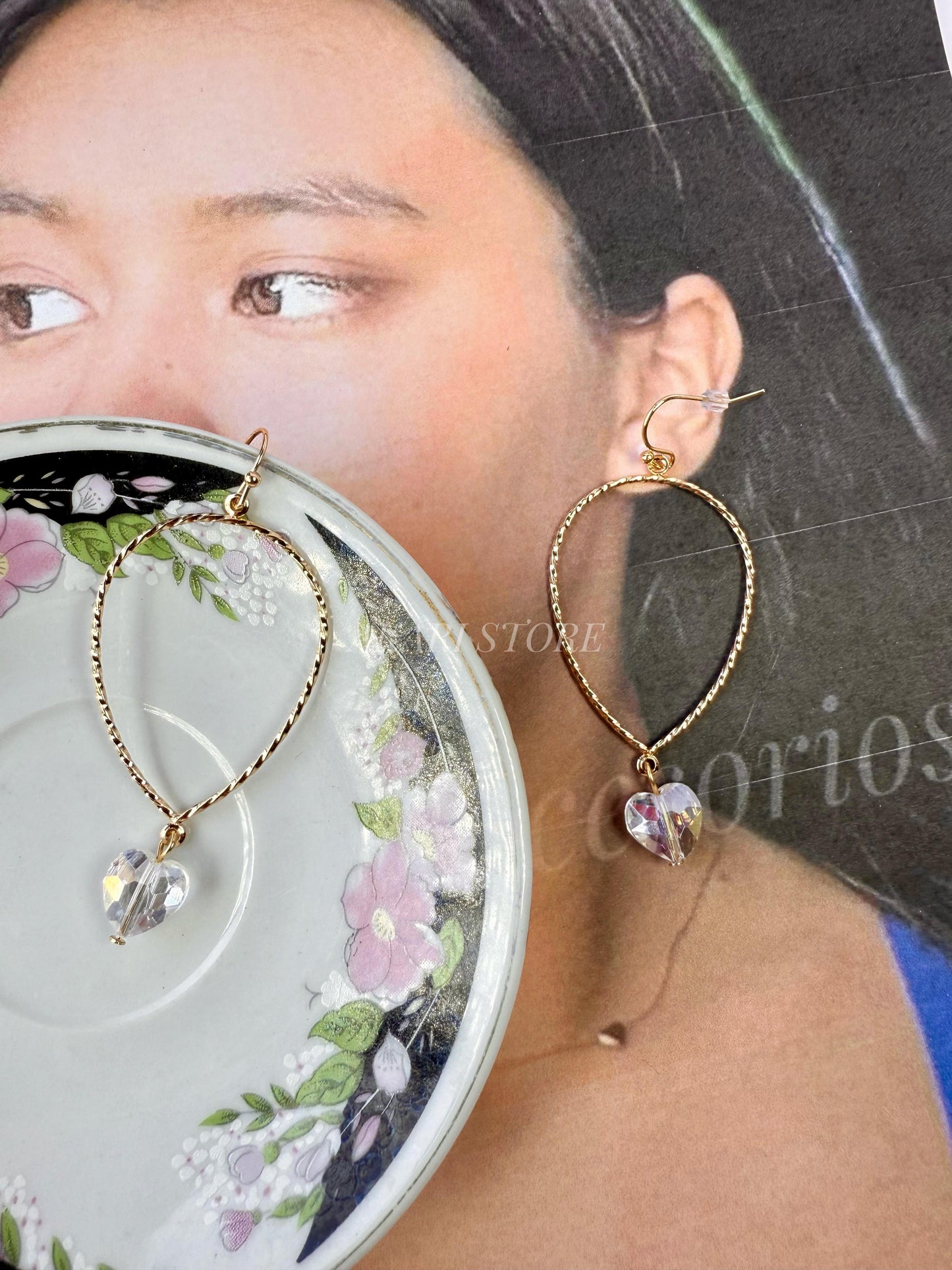 Aretes dorados con colgante de corazón