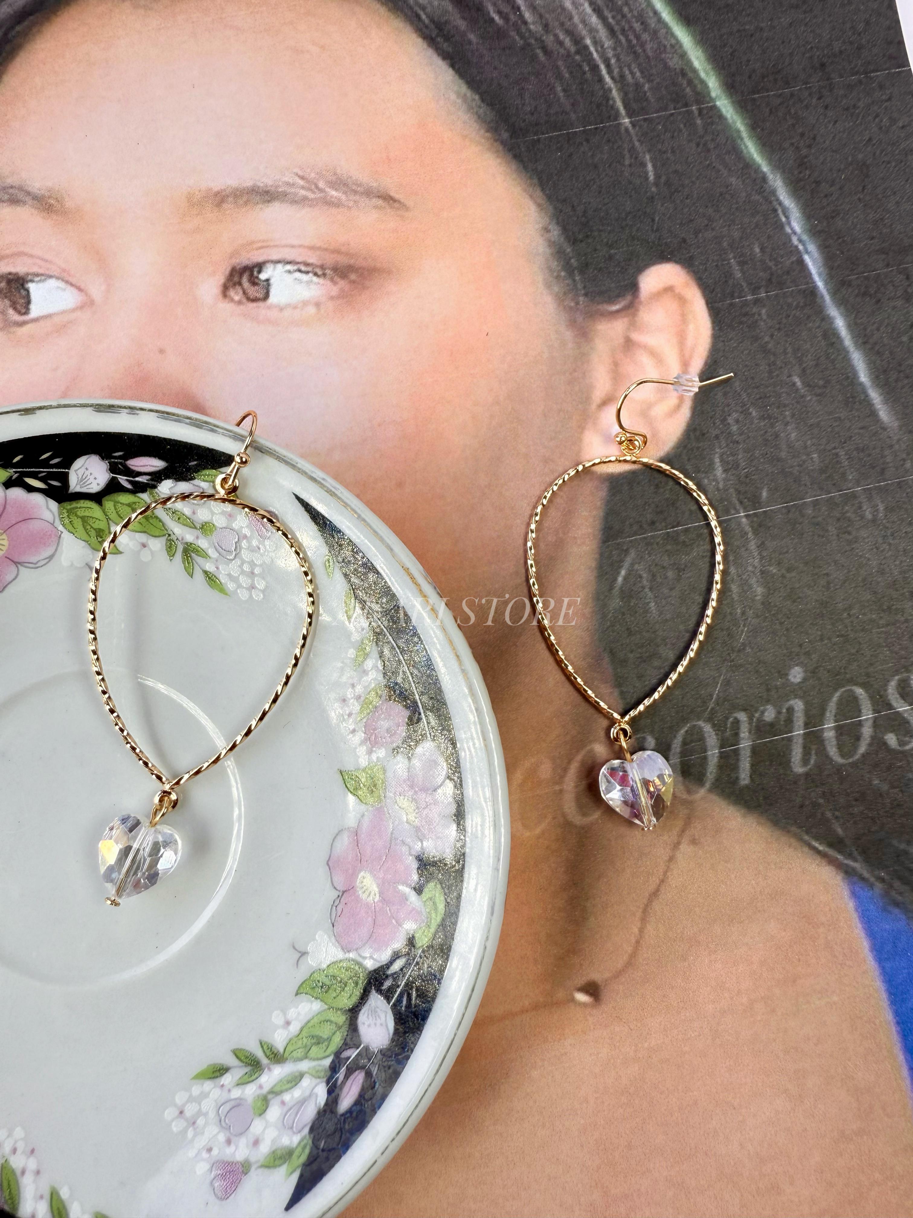 Aretes dorados con colgante de corazón