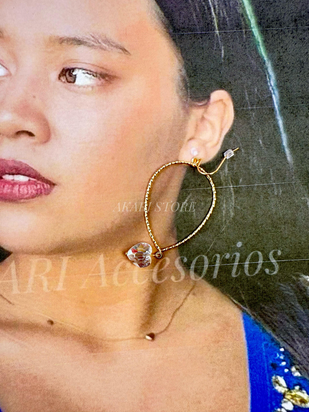 Aretes dorados con colgante de corazón