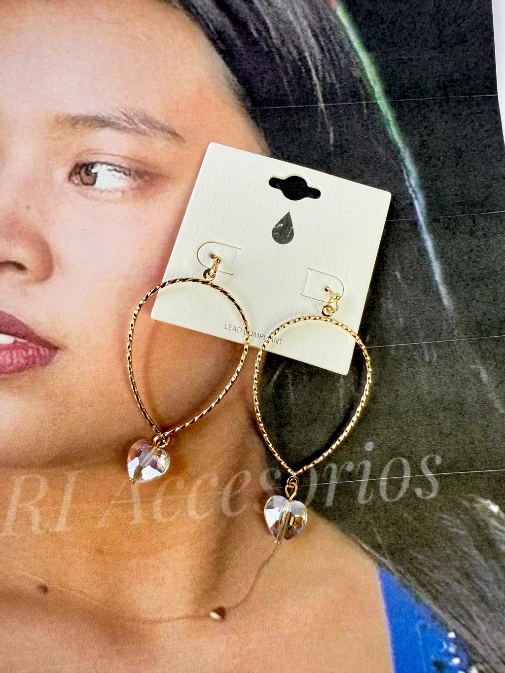 Aretes dorados con colgante de corazón