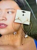 Aretes dorados con colgante de corazón