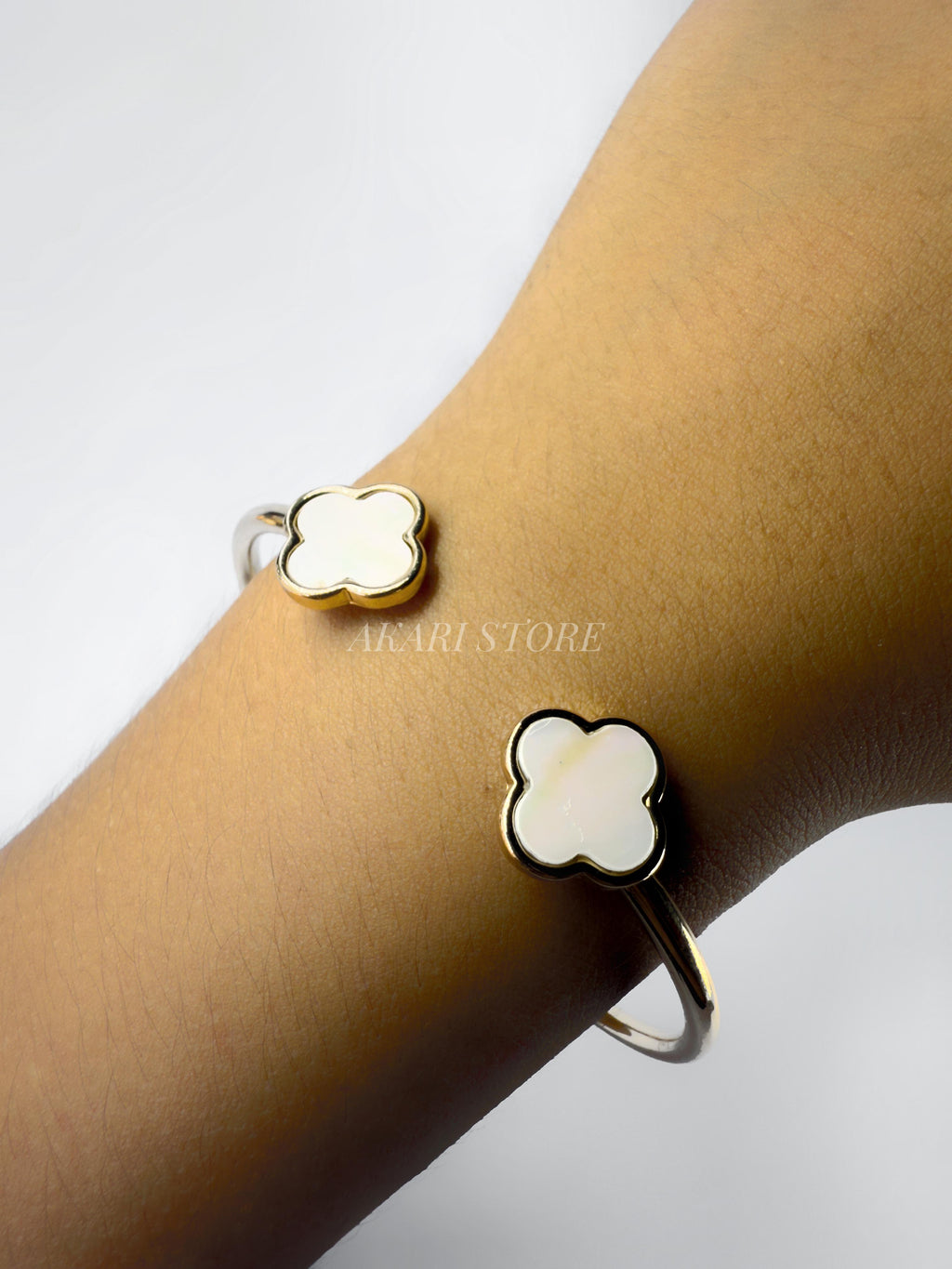 Brazalete Dorado con Doble Trébol Blanco