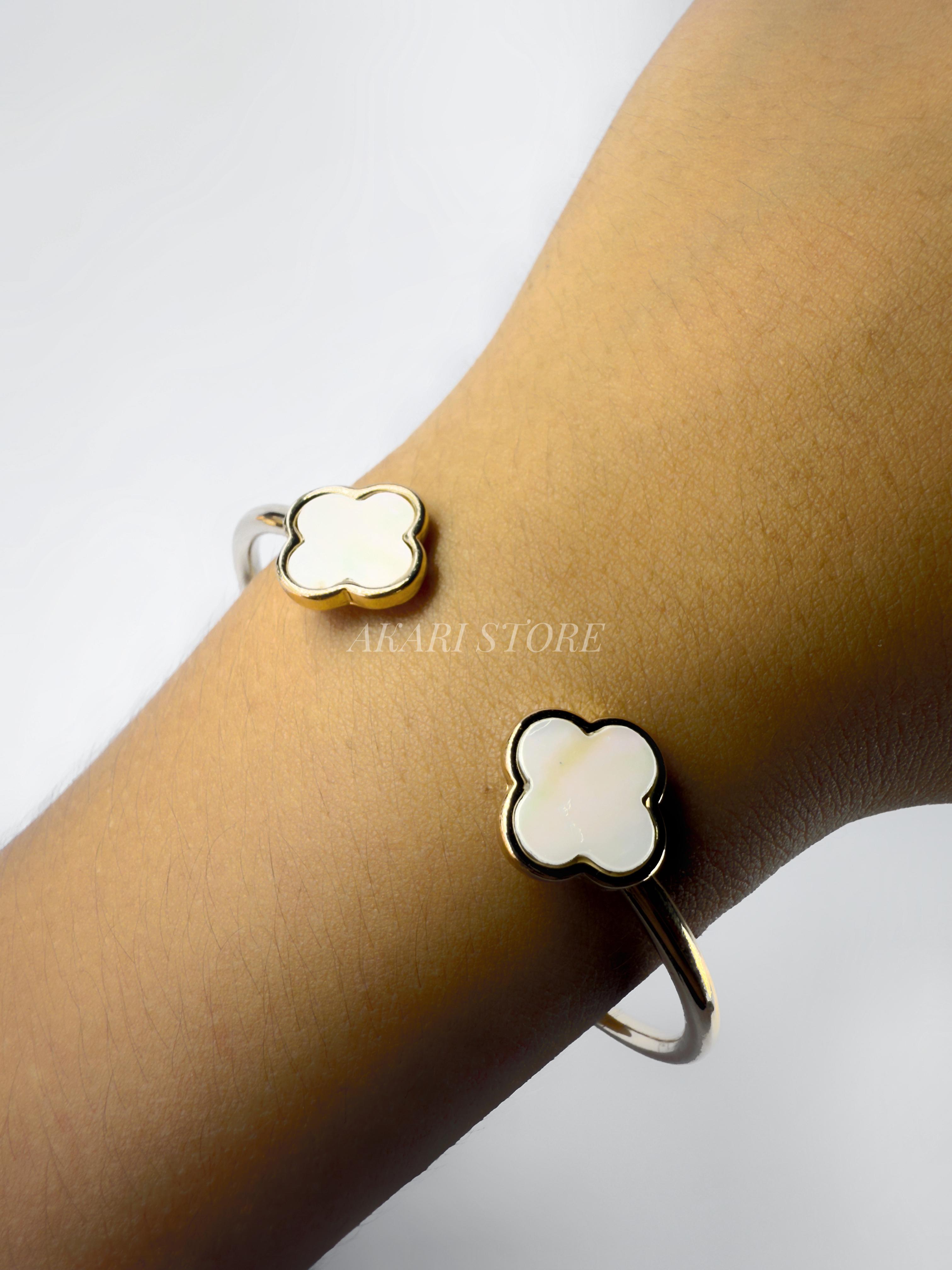 Brazalete Dorado con Doble Trébol Blanco