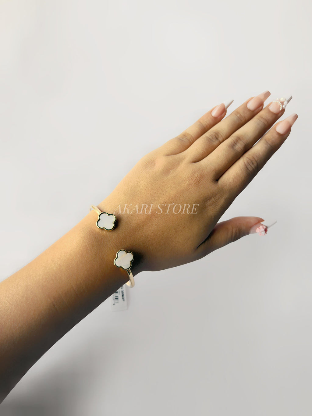 Brazalete Dorado con Doble Trébol Blanco