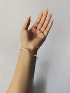 Brazalete Dorado con Doble Trébol Blanco