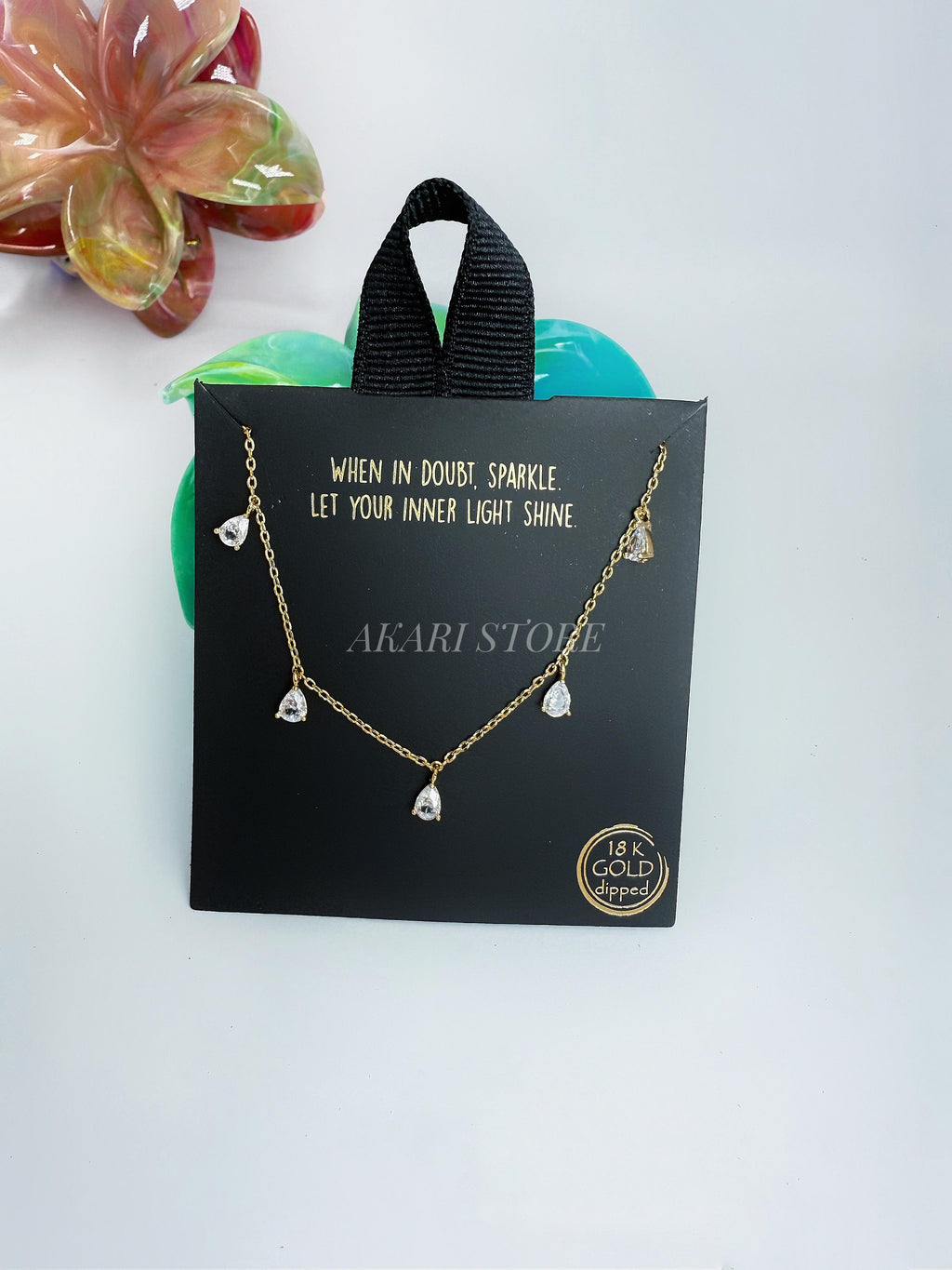 Cadena dorada gotas de agua