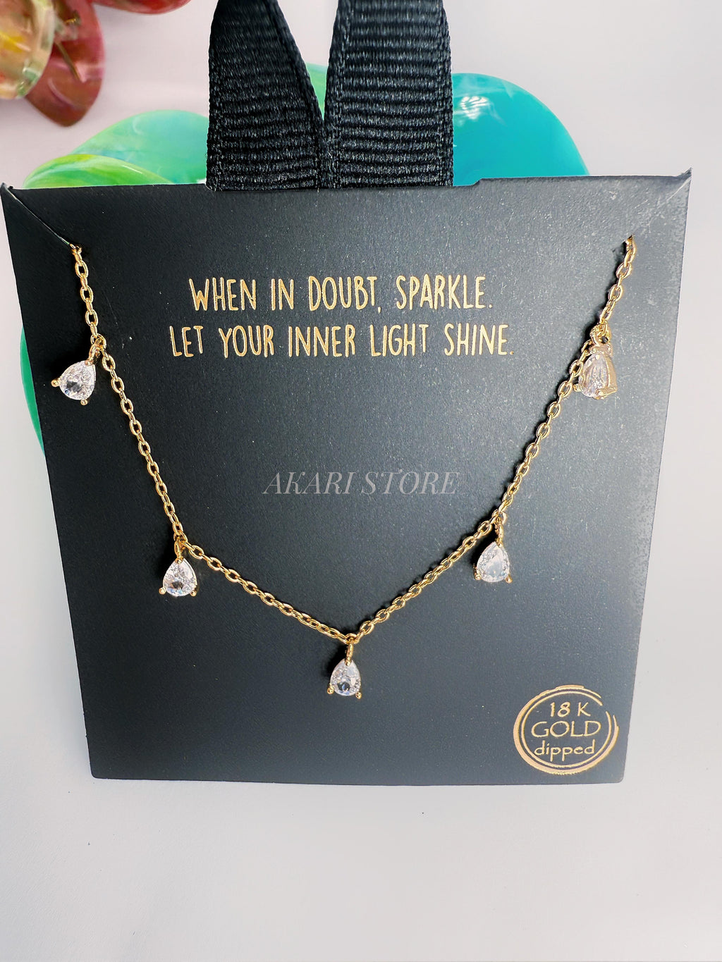 Cadena dorada gotas de agua