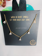 Cadena dorada gotas de agua