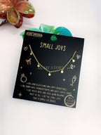 Cadena con dijes pequeños y mini gemas