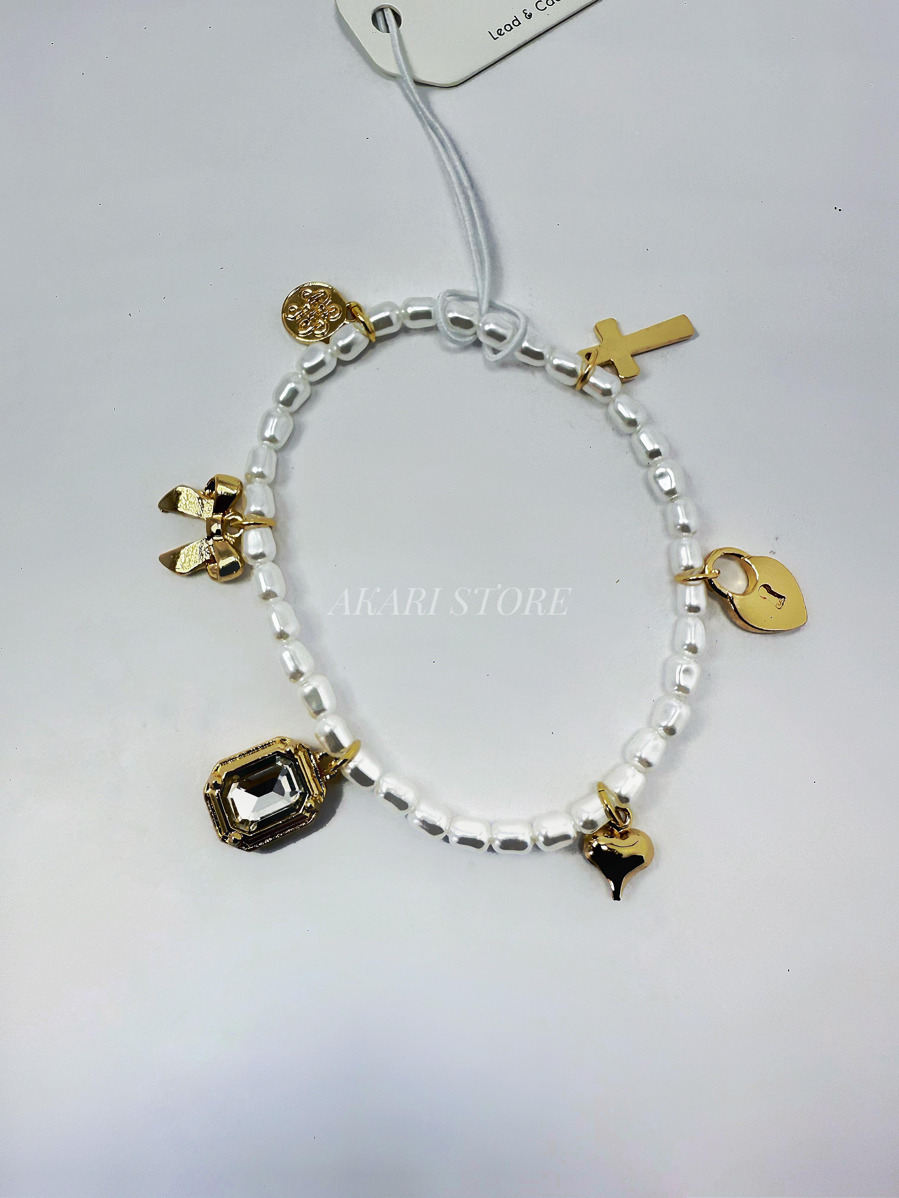 Pulsera  de perlas blancas con dijes dorados