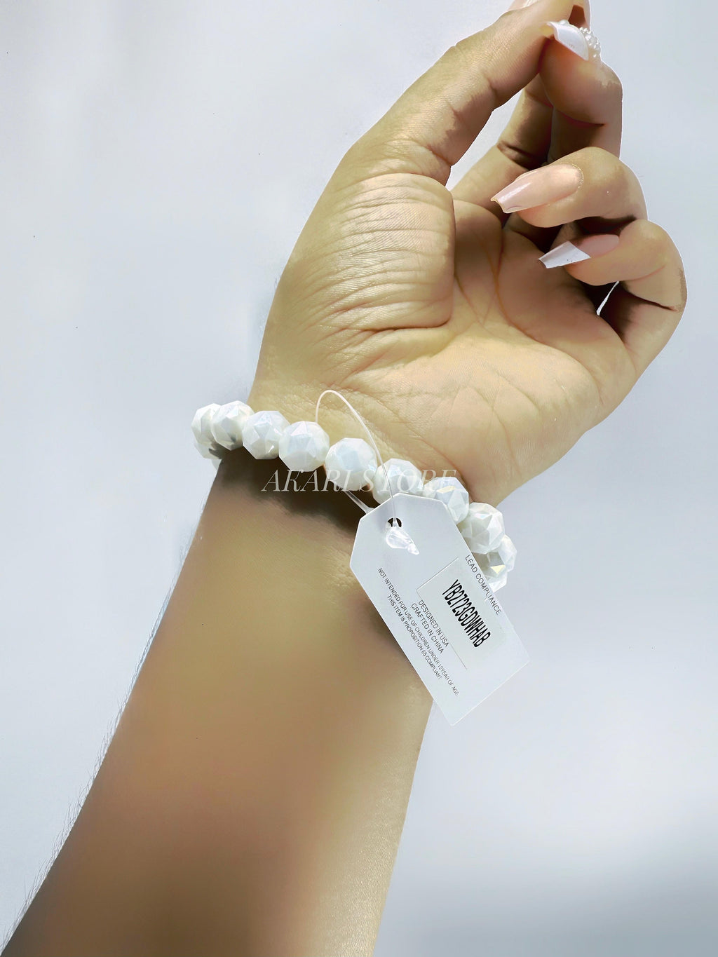 Pulsera con trébol dorado con cuencas blancas facetadas