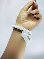 Pulsera con trébol dorado con cuencas blancas facetadas