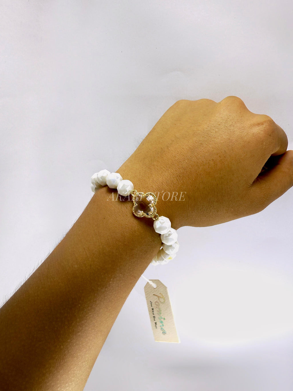 Pulsera con trébol dorado con cuencas blancas facetadas