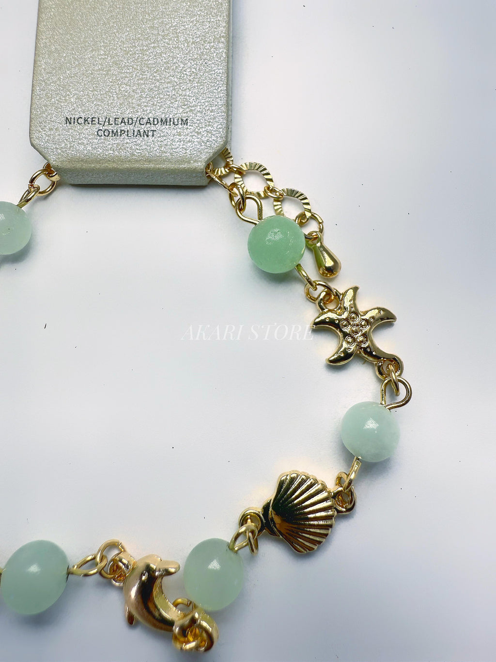 Pulsera dorada con dijes marinos verdes