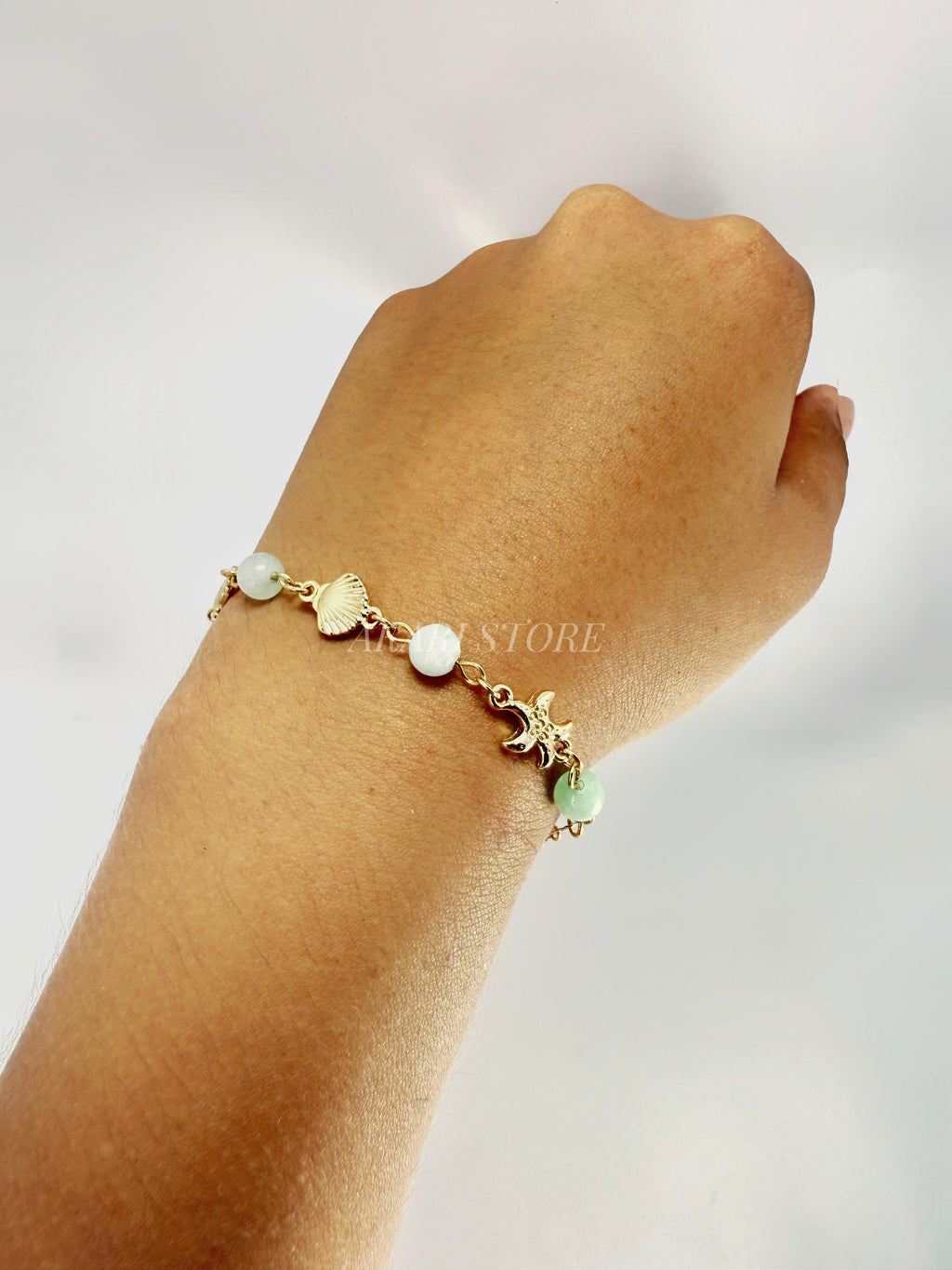 Pulsera dorada con dijes marinos verdes