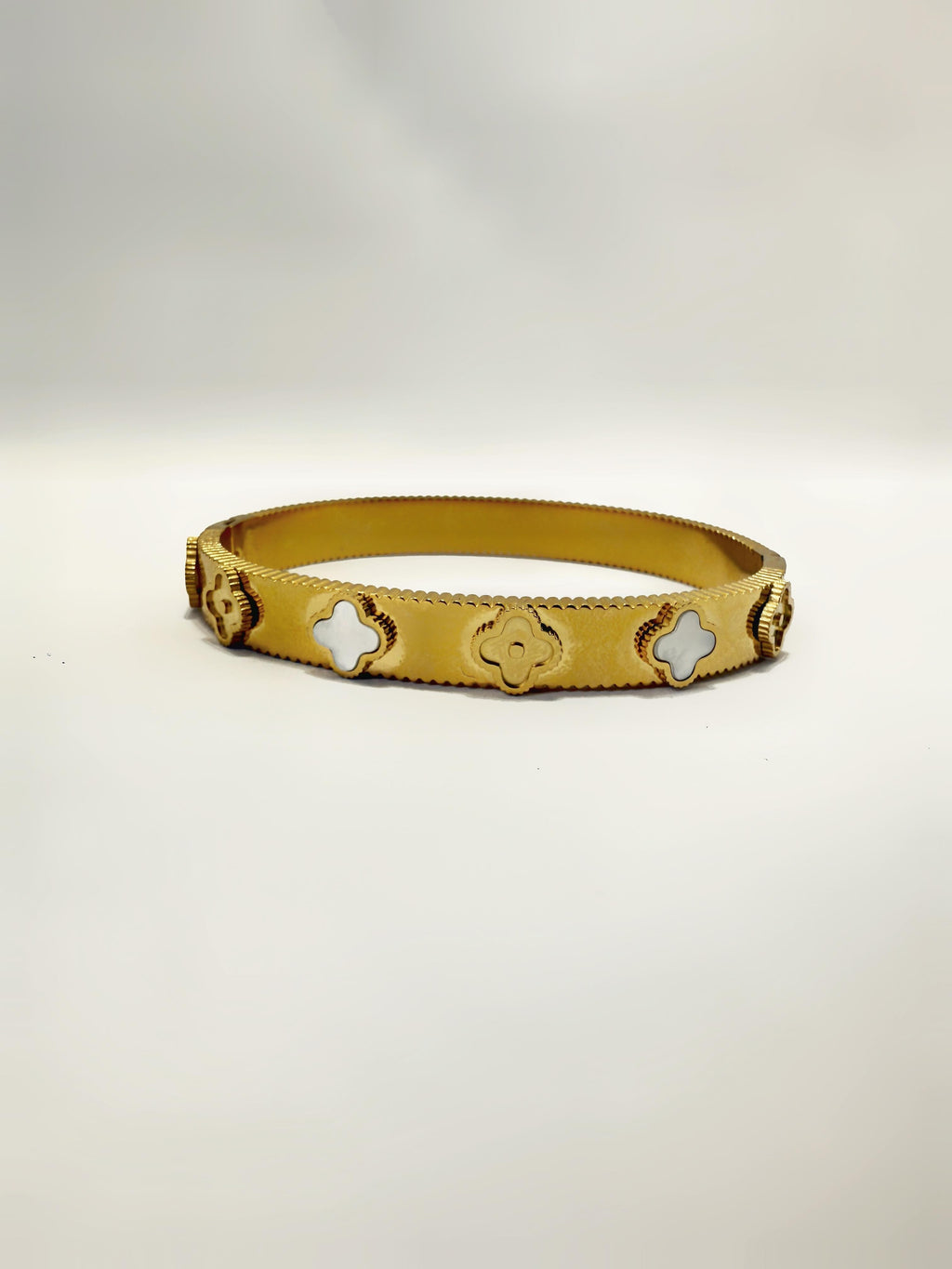 Brazalete Dorado de Acero Inoxidable con Tréboles blancos y dorados