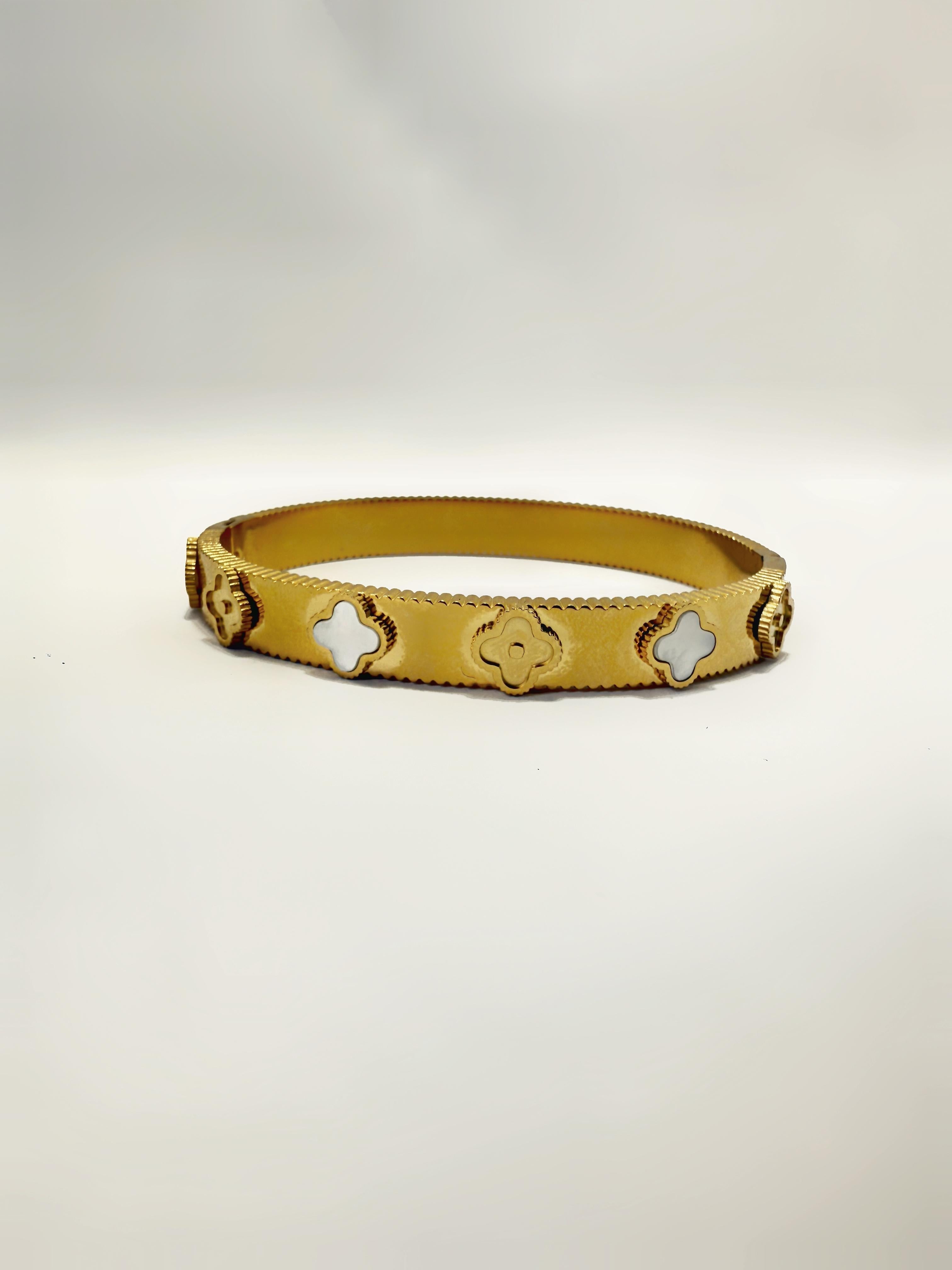 Brazalete Dorado de Acero Inoxidable con Tréboles blancos y dorados