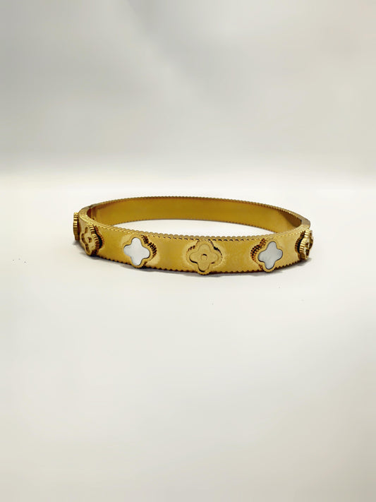 Brazalete Dorado de Acero Inoxidable con Tréboles blancos y dorados