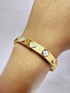 Brazalete Dorado de Acero Inoxidable con Tréboles blancos y dorados