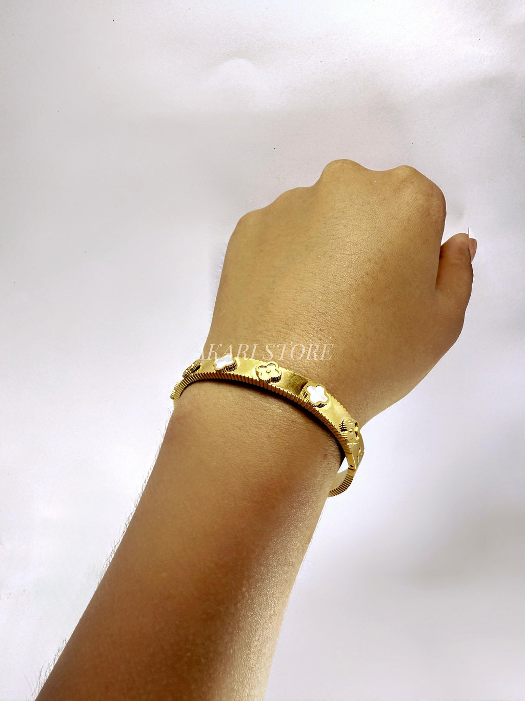 Brazalete Dorado de Acero Inoxidable con Tréboles blancos y dorados