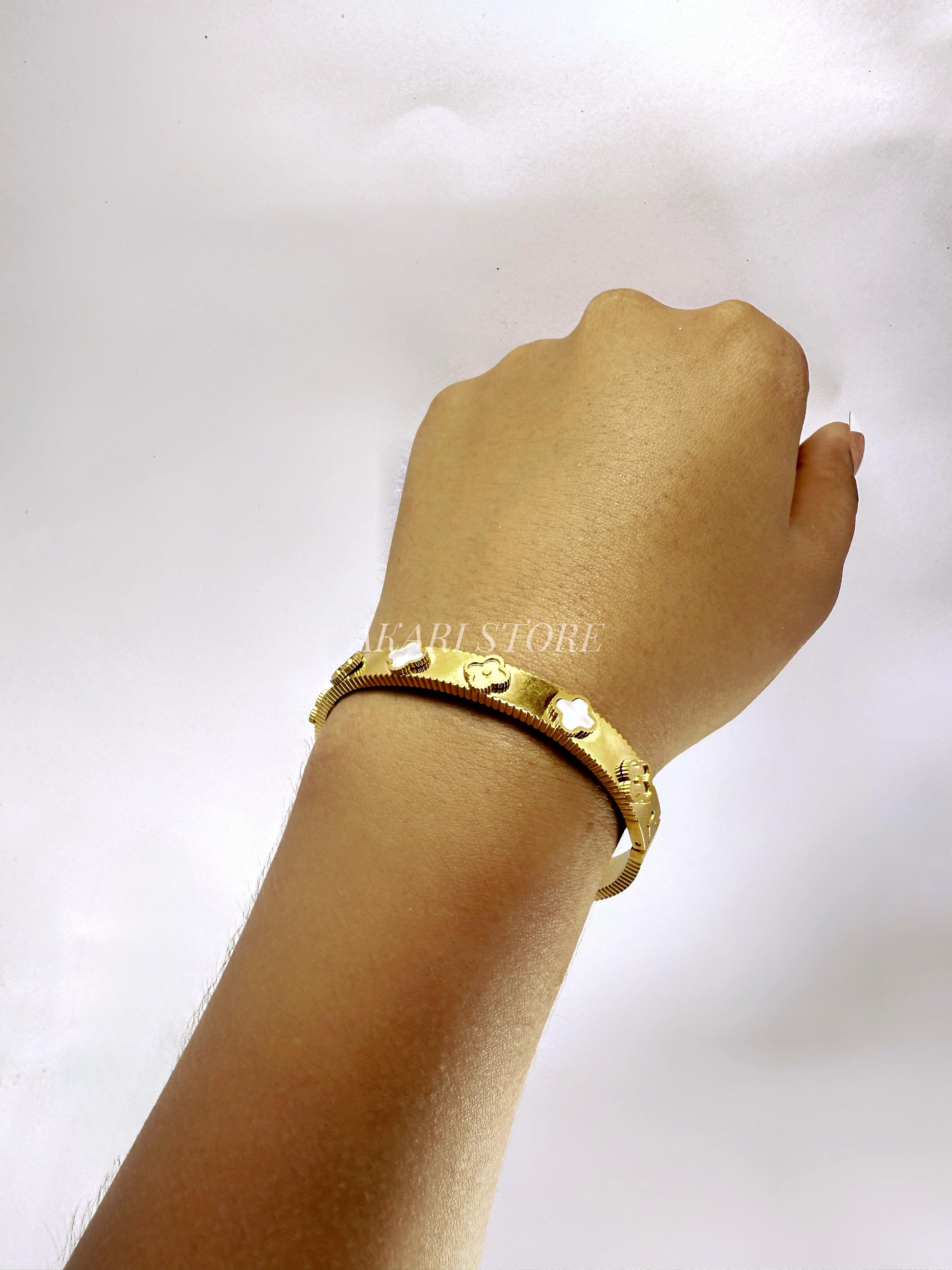 Brazalete Dorado de Acero Inoxidable con Tréboles blancos y dorados