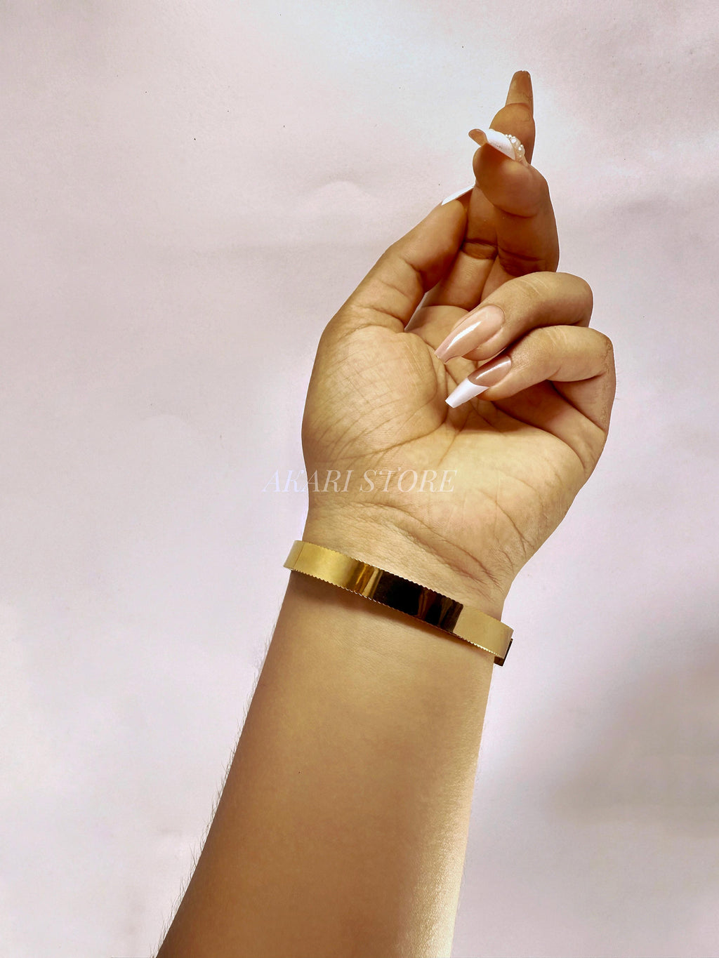 Brazalete Dorado de Acero Inoxidable con Tréboles blancos y dorados