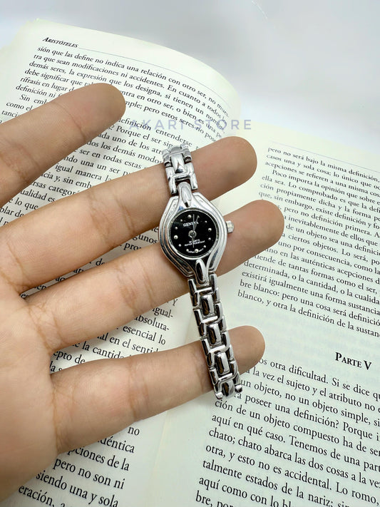 Reloj con fondo negro