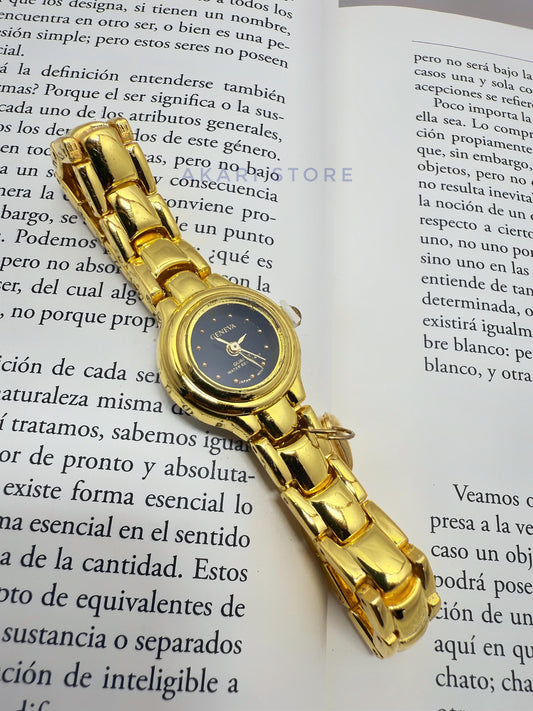 Reloj dorado con fondo negro
