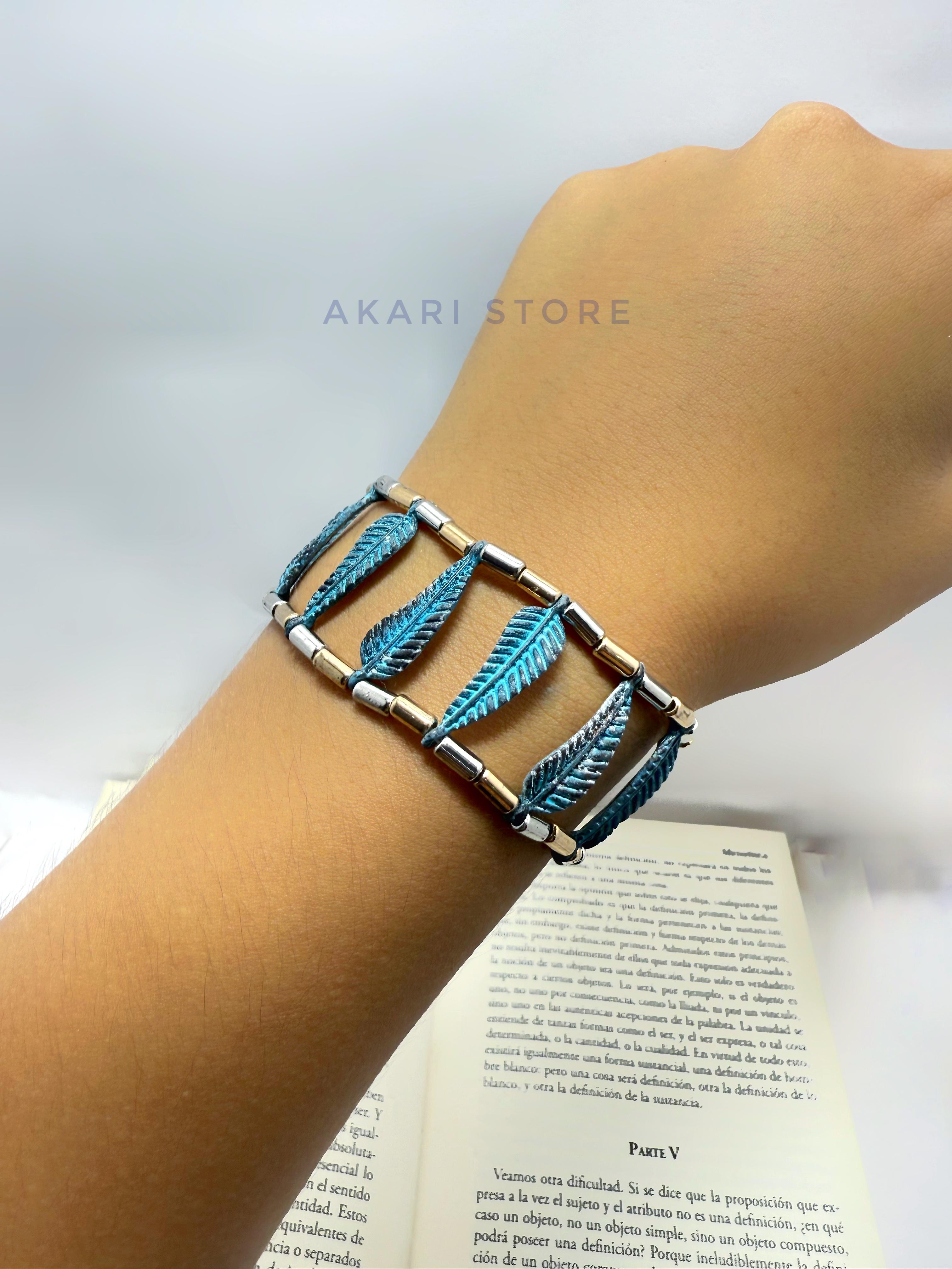 Brazalete con pluma y cuencas metálicas