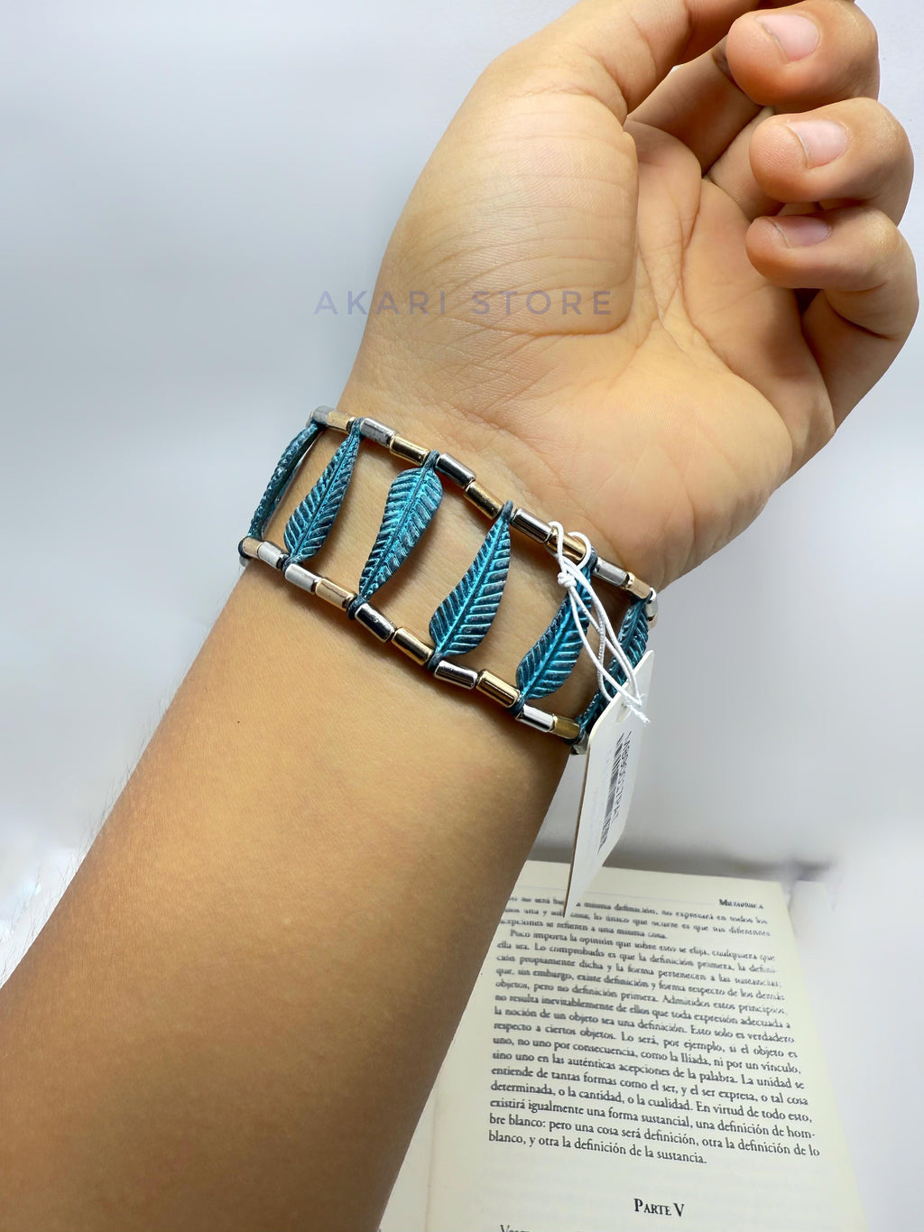 Brazalete con pluma y cuencas metálicas