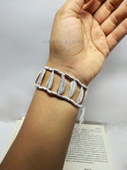 Brazalete con pluma y cuencas metálicas