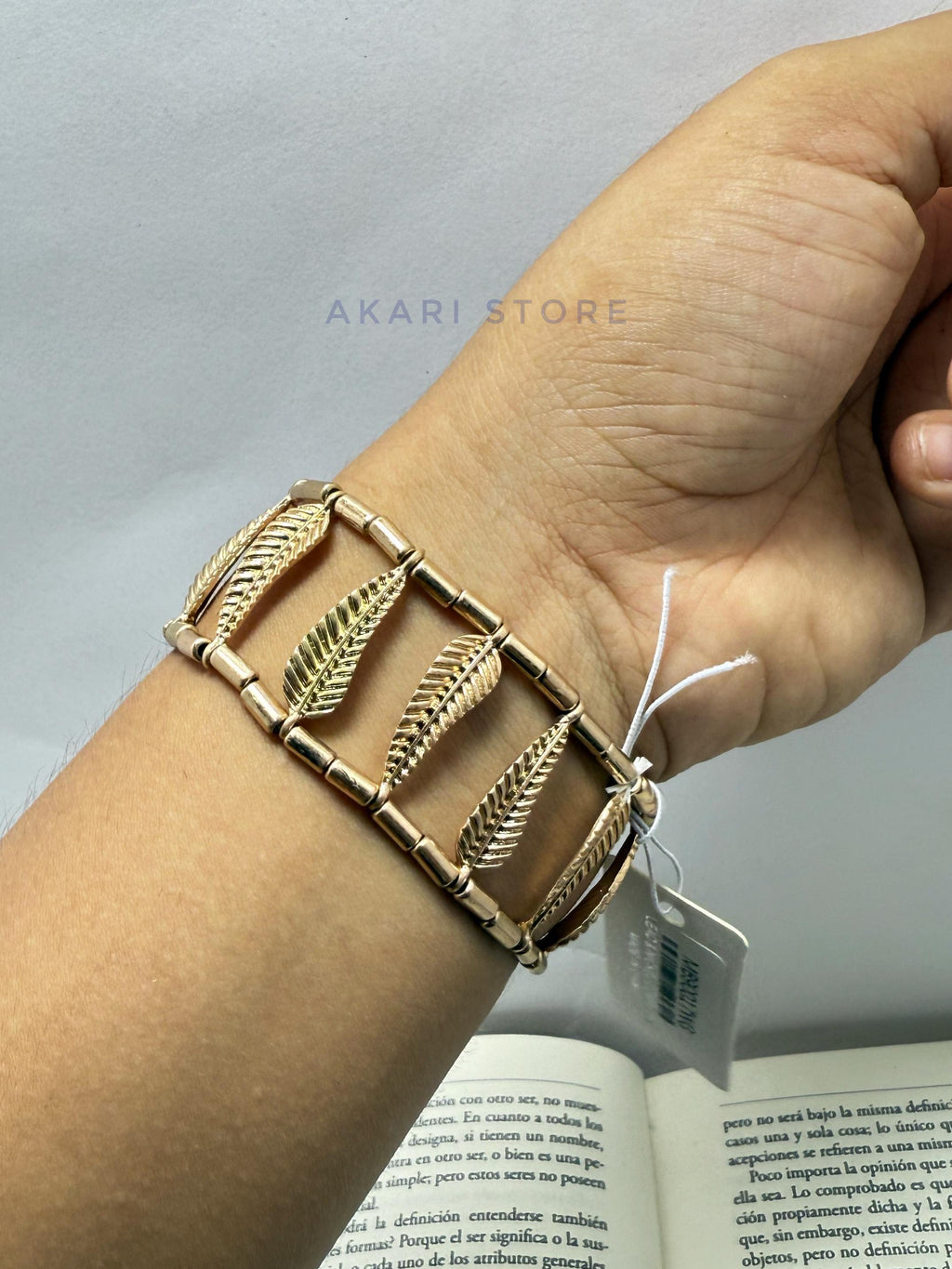 Brazalete con pluma y cuencas metálicas