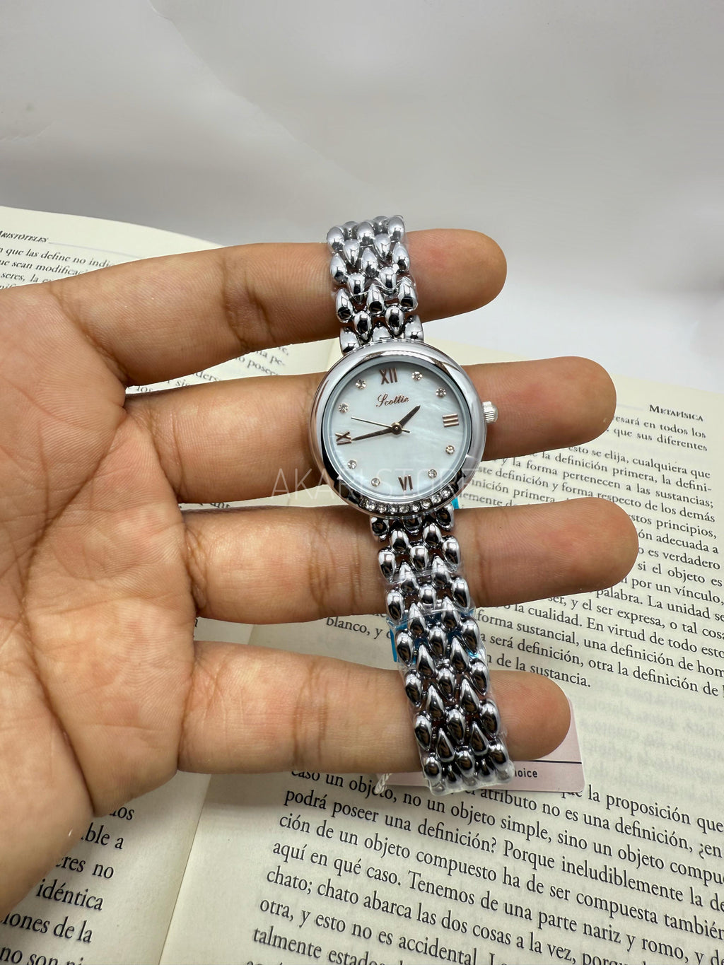 Reloj circular liso plateado