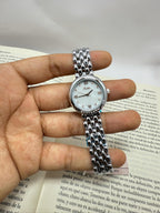 Reloj circular liso plateado