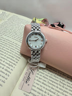 Reloj circular plateado con brillos