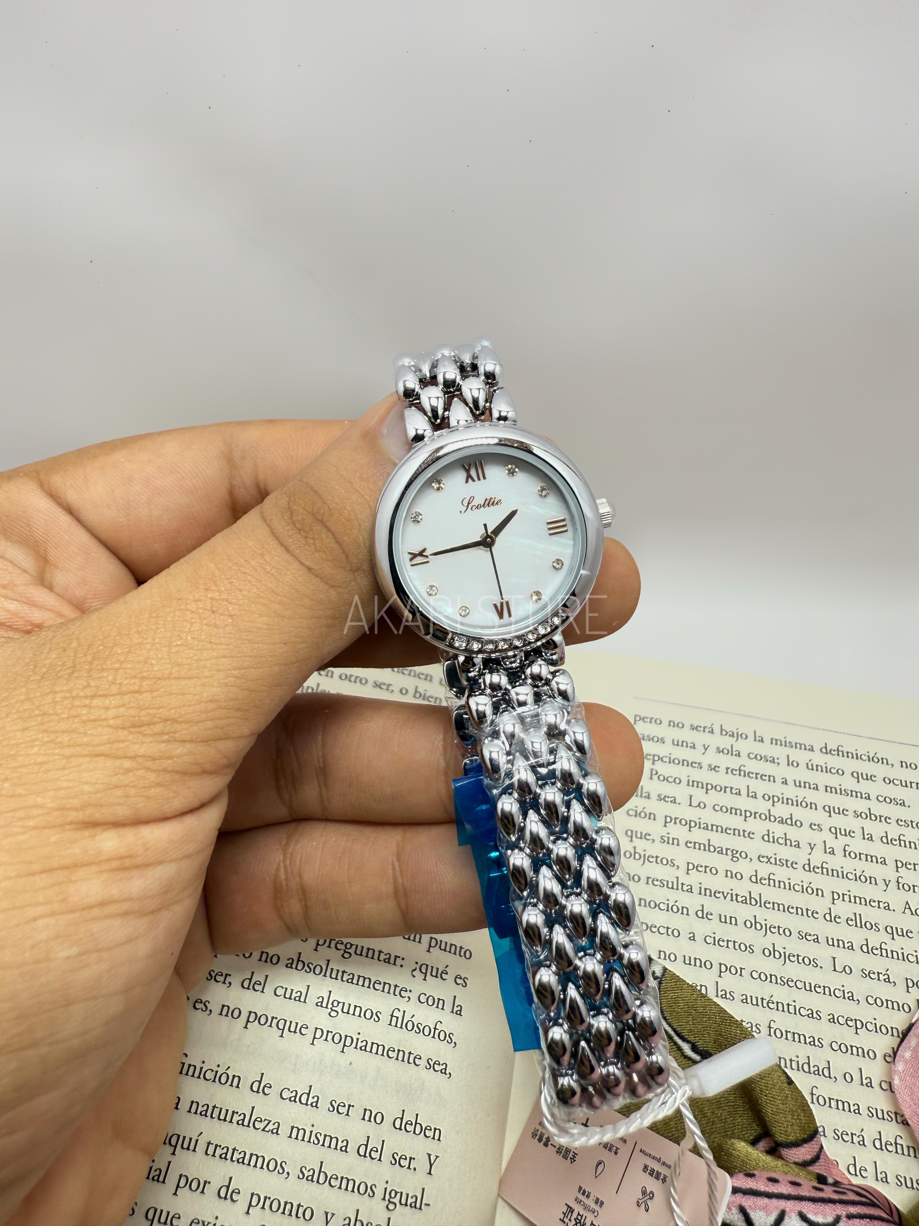 Reloj circular liso plateado