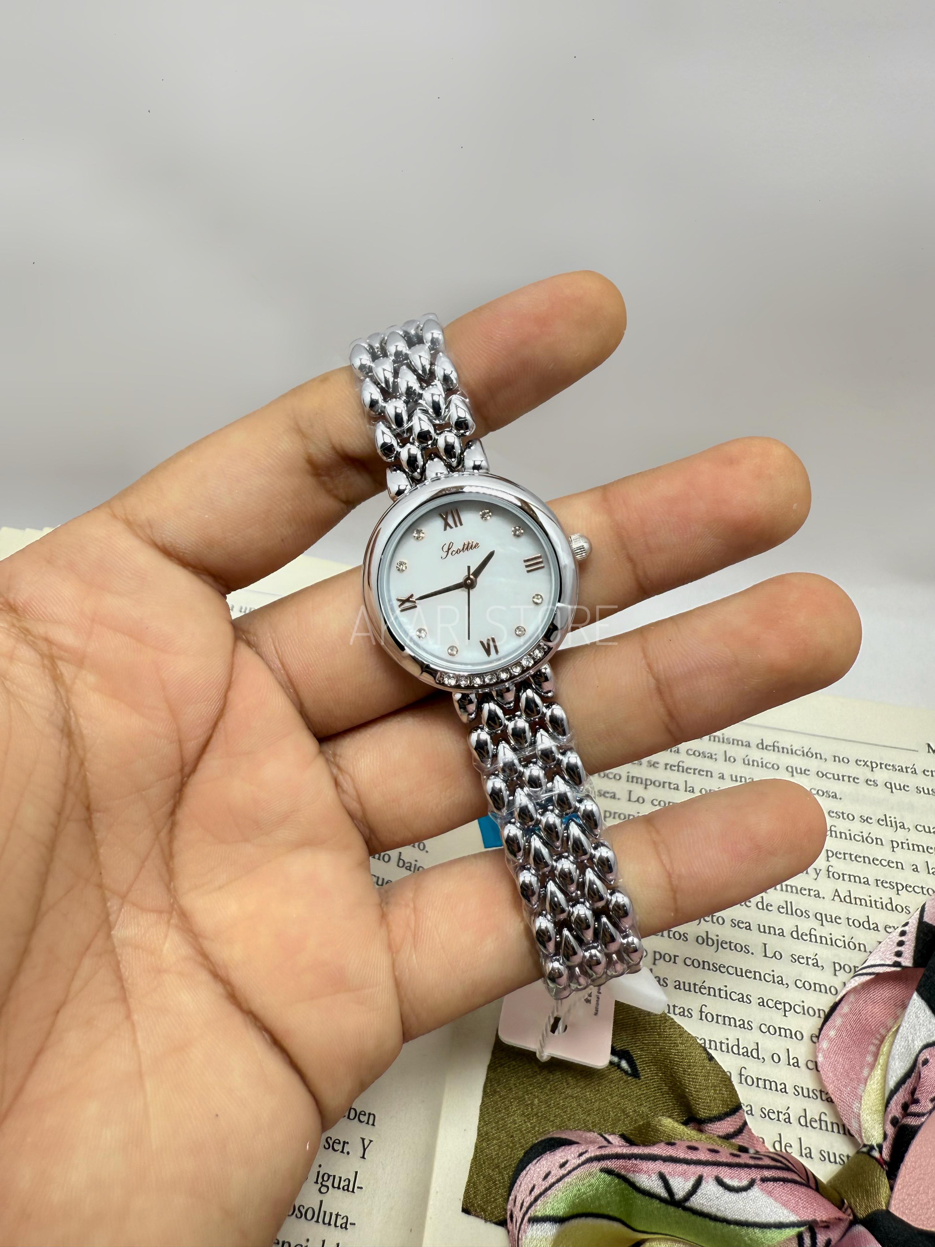 Reloj circular liso plateado