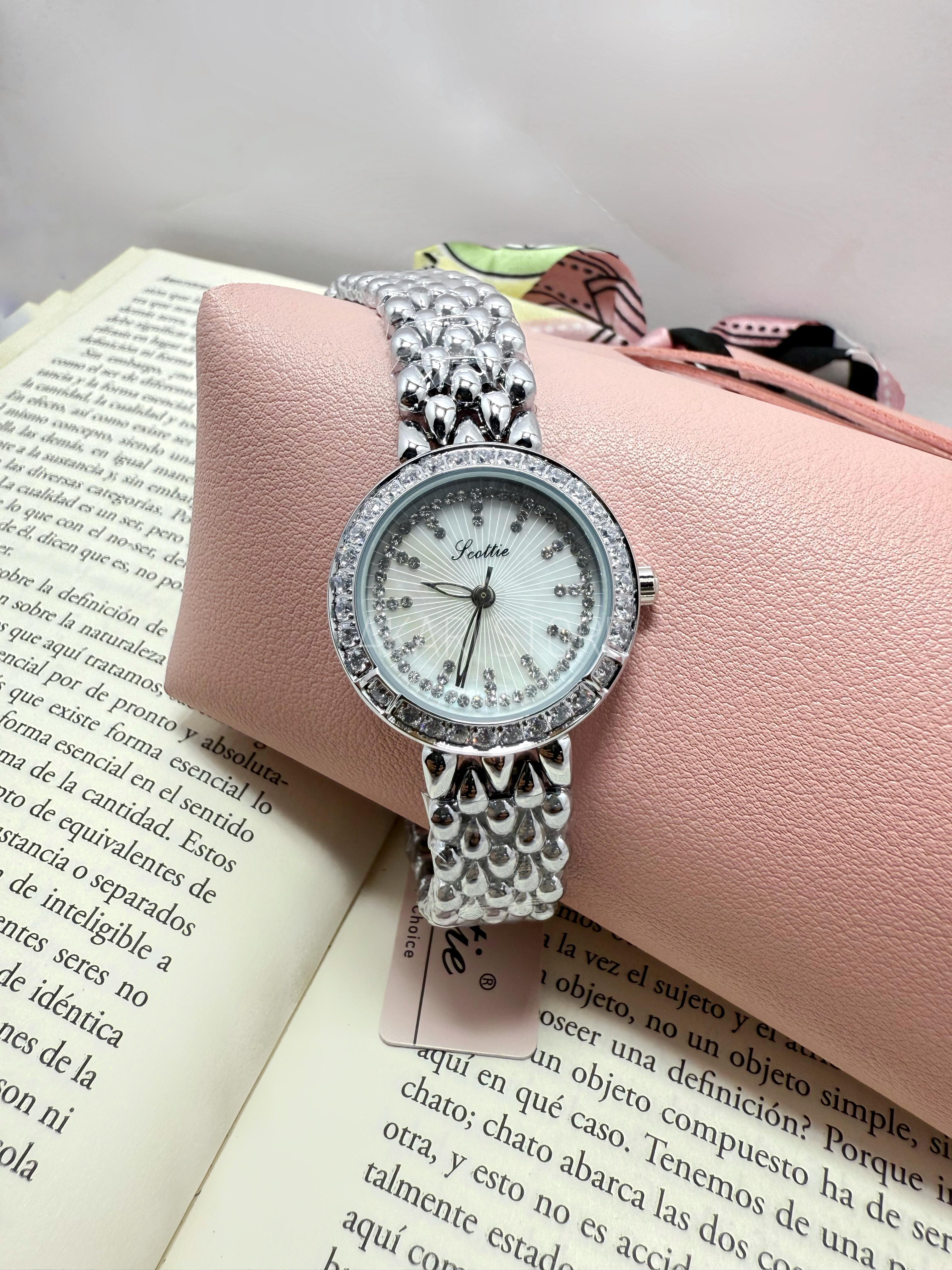 Reloj circular plateado con brillos