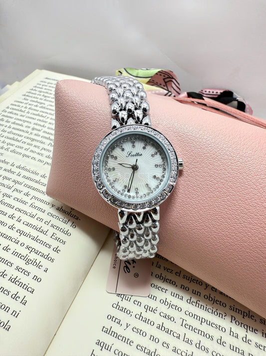 Reloj circular plateado con brillos