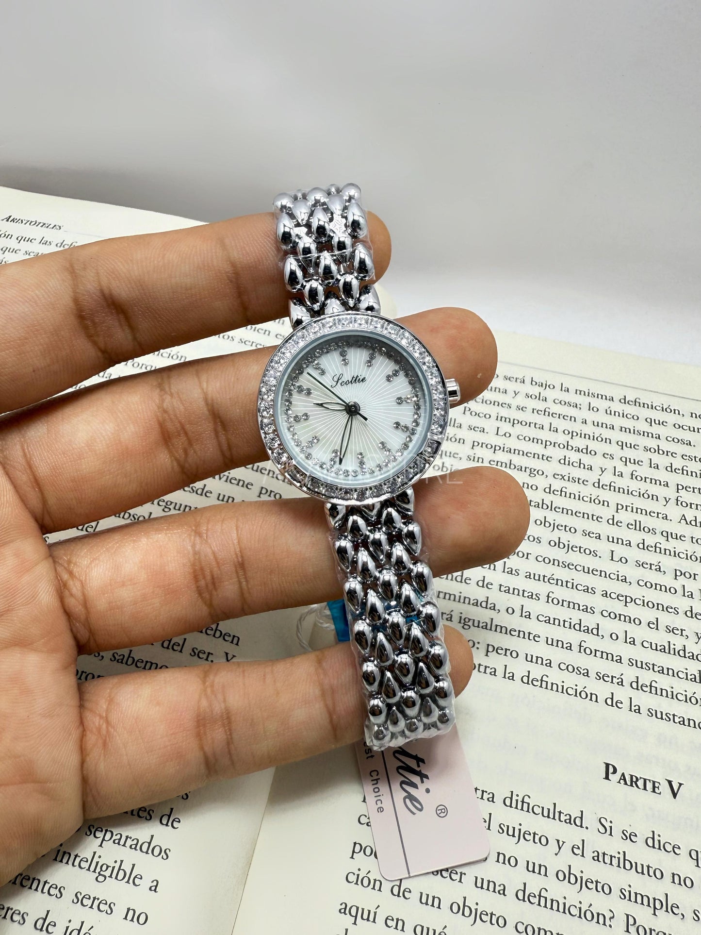 Reloj circular plateado con brillos