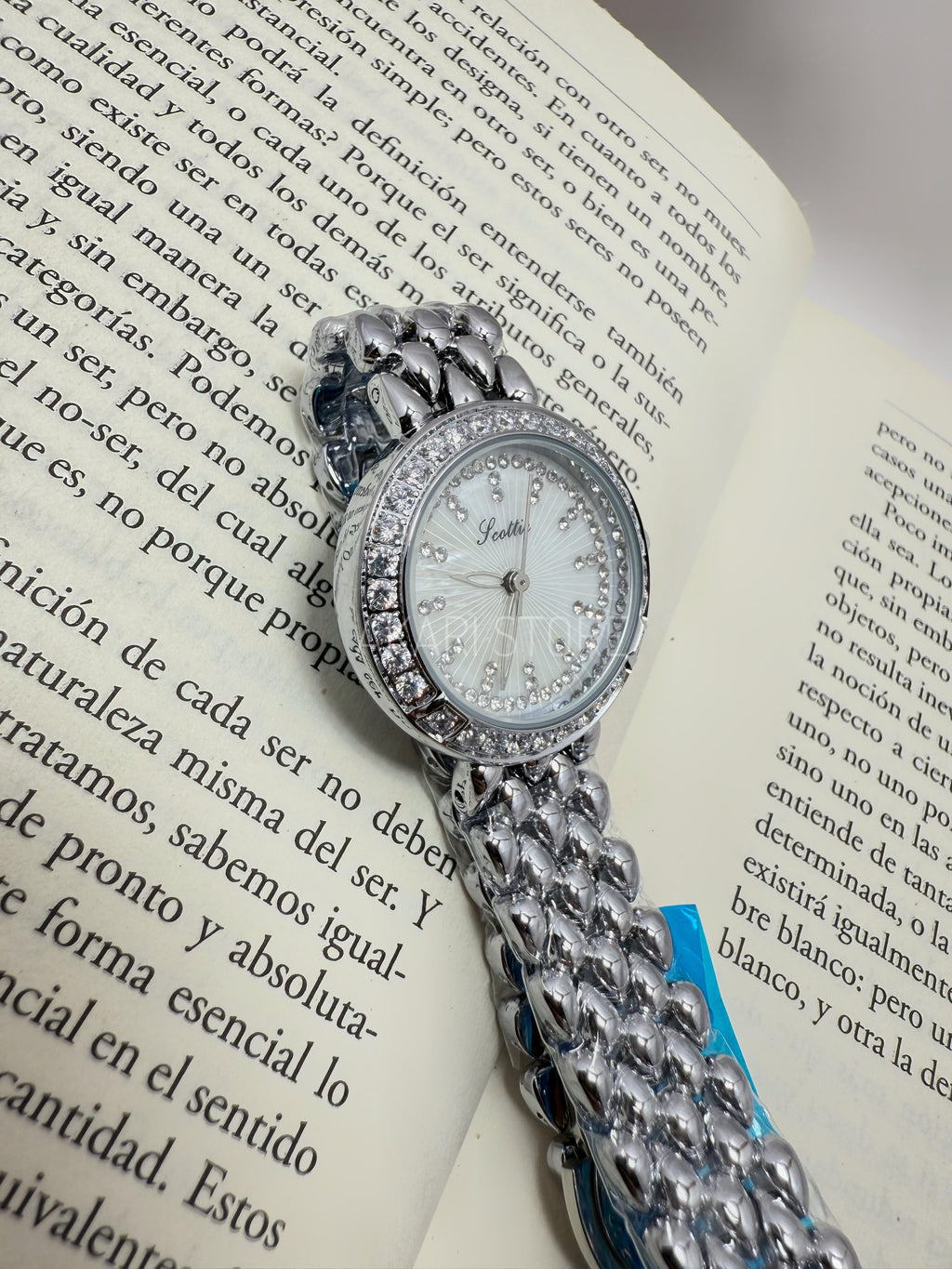 Reloj circular plateado con brillos