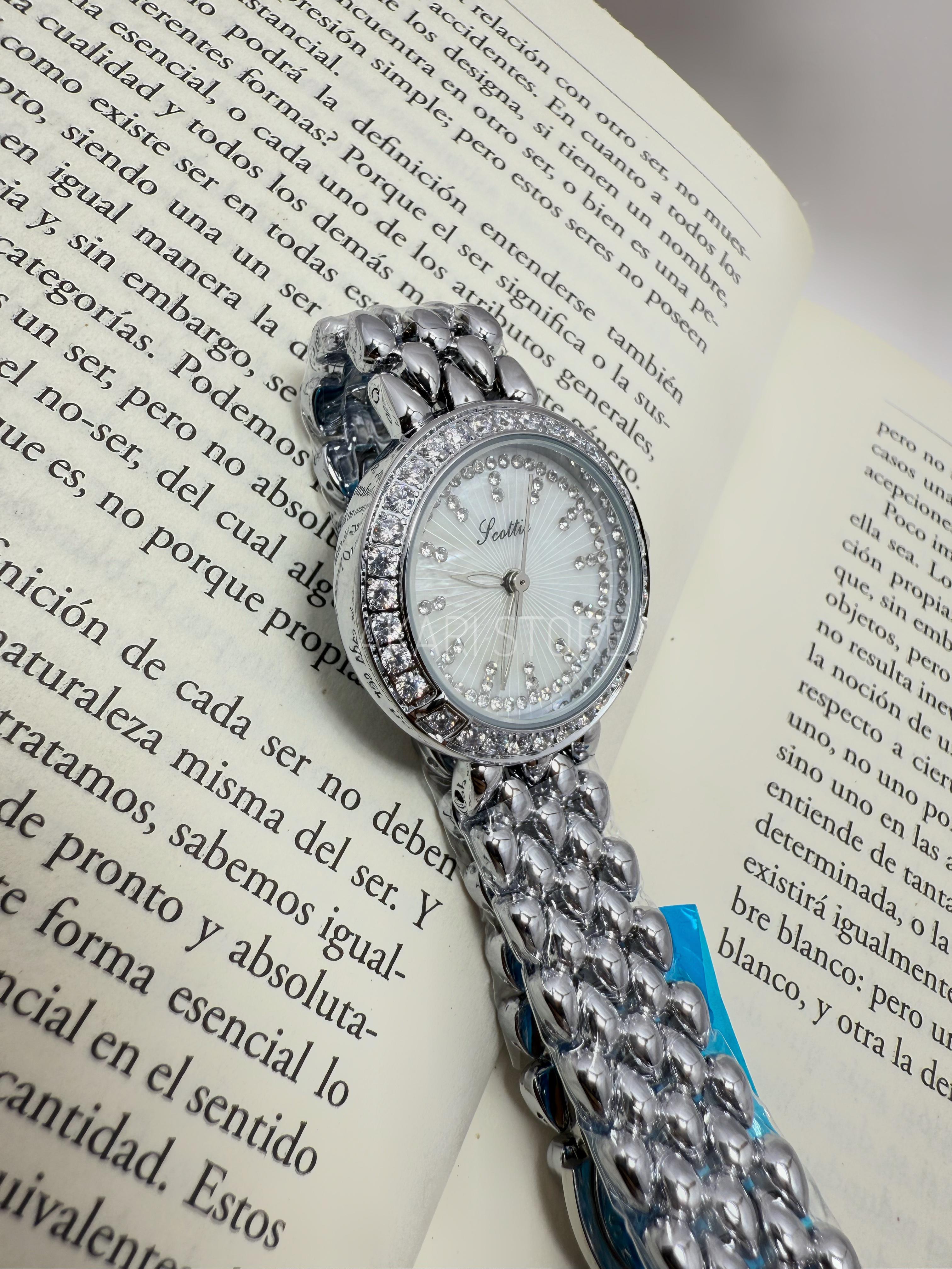 Reloj circular plateado con brillos